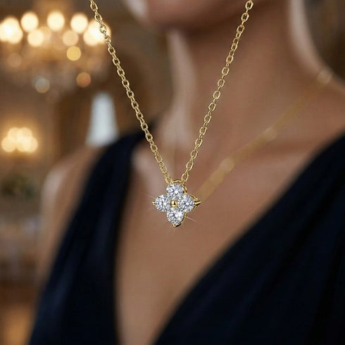 UNIQAL luxuriöses Moissanit Collier im warmen Licht mit strahlendem Rund Brillant Anhänger