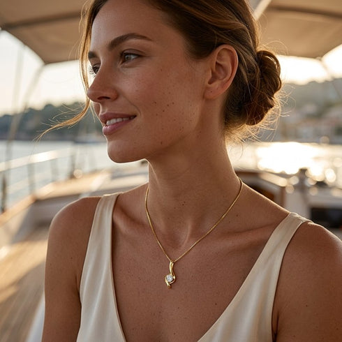 UNIQAL FLAMELLA Schmuckstück inspiriert von modernem High Fashion Stil mit femininer Eleganz