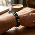 Personalisierbares Lederarmband als Geschenkidee mit mehreren Gravurmöglichkeiten und eleganter Ausstrahlung