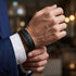 Uniqal MULTY LAYER Herrenarmband am Handgelenk – schwarzes mehrreihiges Lederarmband mit geflochtenem Detail für einen eleganten Business-Look.