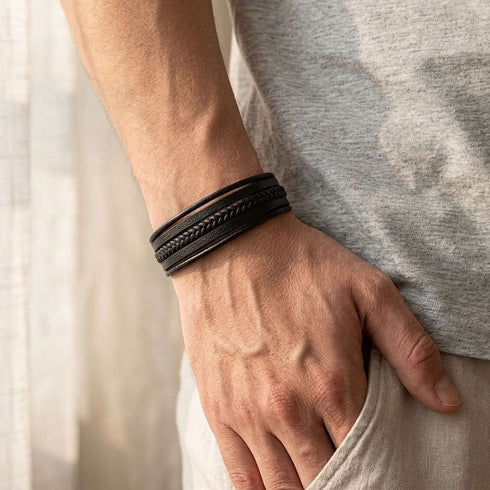 Uniqal MULTY LAYER Herrenarmband am Handgelenk – schwarzes mehrreihiges Lederarmband mit geflochtenem Mittelteil für einen lässigen Casual-Look.