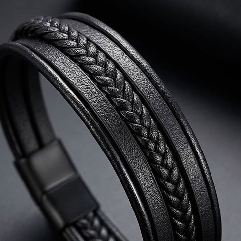 Uniqal MULTY LAYER Herrenarmband – schwarzes mehrreihiges Lederarmband mit geflochtenen Details und modernem Layer-Design.