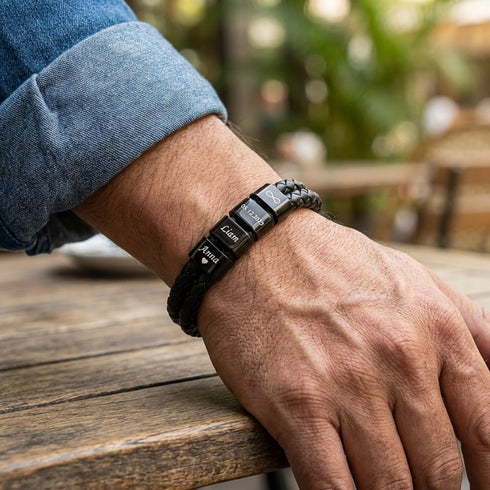 MY CREATION am Handgelenk – individuell gravierbare Edelstahlringe auf geflochtenem Leder