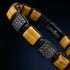 Makroaufnahme des UNIQAL Schmuckarmbands mit goldbraunem Tigerauge und schwarzen Zirkonia