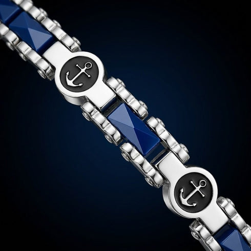 Detailaufnahme des Uniqal NAUTIS Armbands mit charakteristischen Ankersymbolen und facettierten blauen Keramikelementen im nautischen Design