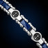Detailaufnahme des Uniqal NAUTIS Armbands mit charakteristischen Ankersymbolen und facettierten blauen Keramikelementen im nautischen Design