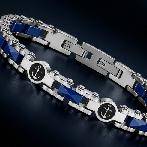 Nahaufnahme des Uniqal NAUTIS Armbands mit hochwertigem Edelstahlverschluss, maritimen Ankerelementen und glänzender blauer Keramik