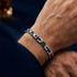 Uniqal NAUTIS Keramik Blau Armband getragen am Handgelenk mit stilvoller maritimer Ausstrahlung für Alltag und besondere Anlässe