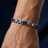 Uniqal NAUTIS Keramik Blau Armband am Handgelenk getragen mit maritimen Ankersymbolen, blauen Keramikelementen und eleganter nautischer Ausstrahlung