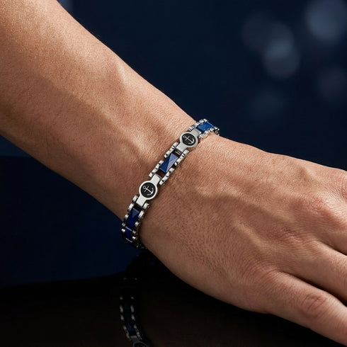 Elegantes Uniqal NAUTIS Armband aus Edelstahl und blauer Keramik mit Ankersymbolen und moderner Unisex-Optik am Handgelenk