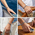 Uniqal NAUTIS Keramik Blau Armband in maritimer Lifestyle-Szene auf einer Yacht, inspiriert von Freiheit, Meer und Abenteuer