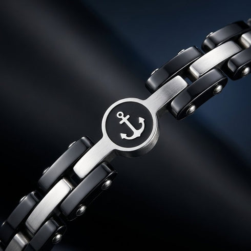 UNIQAL NAVARO Anker Armband aus 316L Edelstahl – Detailansicht des reliefgeprägten Ankersymbols mit Hämatit-Akzenten
