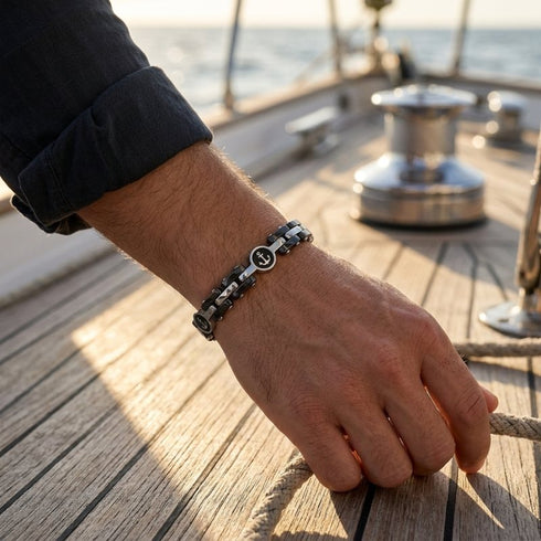 UNIQAL NAVARO Edelstahl Armband am Handgelenk im Hafen – silbernes Unisex Armband mit Hämatit und dezenten Ankersymbolen