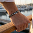 UNIQAL NAVARO maritimes Anker Armband am Handgelenk – elegantes Herren Armband aus 316L Edelstahl und Hämatit an der Marina