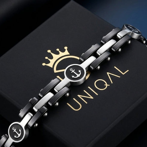 UNIQAL NAVARO Unisex Armband aus Edelstahl und Hämatit auf UNIQAL Schmuckbox mit maritimen Ankersymbolen