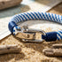 UNIQAL NAVIGATOR gravierbares Armband mit hochwertigem Edelstahlverschluss als Detailaufnahme auf Seekarte und Sand arrangiert