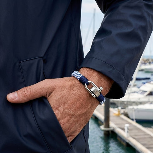 UNIQAL NAVIGATOR Küstenstil Accessoire kombiniert mit marineblauer Jacke im Hafen für einen authentischen Seefahrer Look