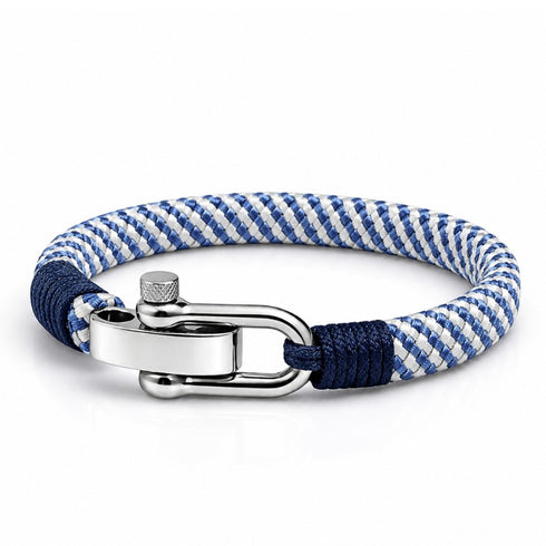 UNIQAL NAVIGATOR maritimes Segeltau Armband in Weiß und Blau mit poliertem Edelstahl Schäkel als Produktaufnahme auf hellem Hintergrund