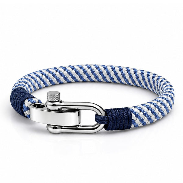 UNIQAL NAVIGATOR maritimes Segeltau Armband in Weiß und Blau mit poliertem Edelstahl Schäkel als Produktaufnahme auf hellem Hintergrund