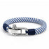 UNIQAL NAVIGATOR maritimes Segeltau Armband in Weiß und Blau mit poliertem Edelstahl Schäkel als Produktaufnahme auf hellem Hintergrund