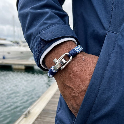 UNIQAL NAVIGATOR nautischer Schmuck am Handgelenk im Yachthafen getragen mit klassischer Marine Farbgebung und maritimer Ausstrahlung