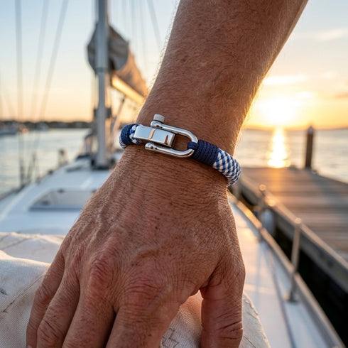 UNIQAL NAVIGATOR Segler Armband bei Sonnenuntergang an Bord einer Yacht getragen inspiriert von Freiheit Meer und Abenteuer