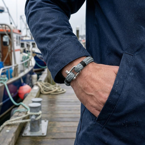 NERISSA Segeltau Armband getragen im Hafen – maritimer Schmuck mit robustem Edelstahlverschluss