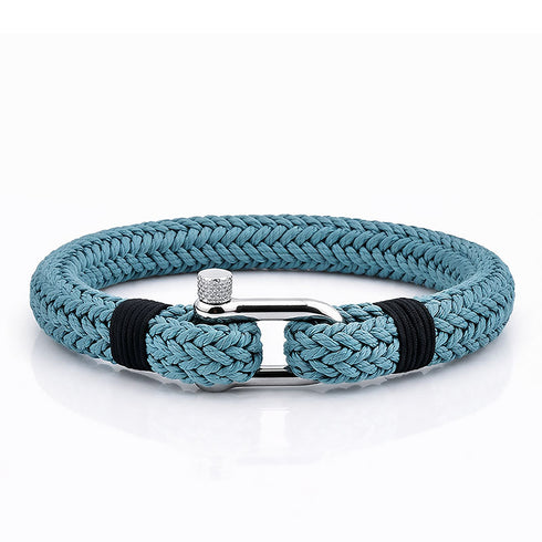 Graublaues maritimes Armband NERISSA von Uniqal aus fein geflochtenem Baumwollseil mit nautischem Schäkel, klarer Küstenstil mit ruhiger Meeresästhetik