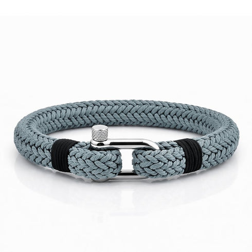 Graublaues maritimes Armband NERISSA von Uniqal aus fein geflochtenem Baumwollseil mit nautischem Schäkel, klarer Küstenstil mit ruhiger Meeresästhetik