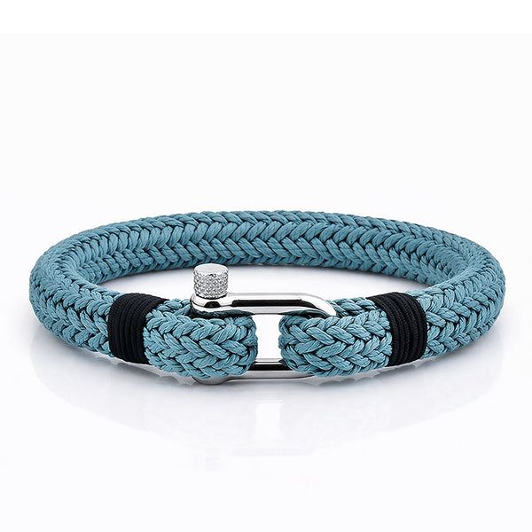 Graublaues maritimes Armband NERISSA von Uniqal aus fein geflochtenem Baumwollseil mit nautischem Schäkel, klarer Küstenstil mit ruhiger Meeresästhetik