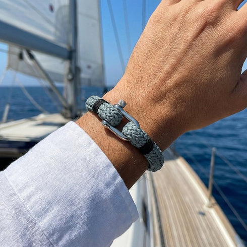 NERISSA nautisches Tauarmband beim Segeln – maritimes Lifestyle Armband mit Edelstahl Schäkel