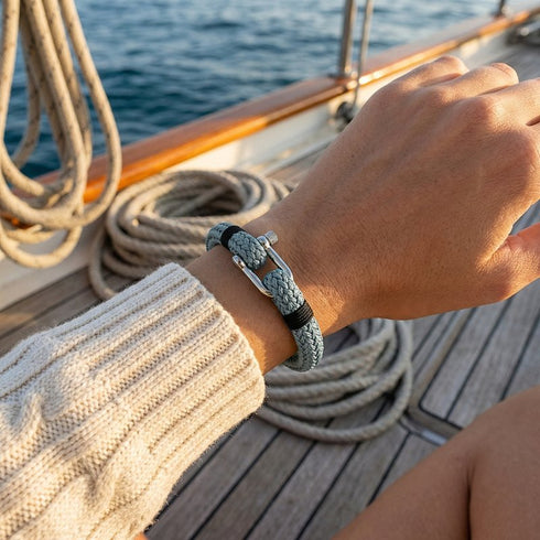 NERISSA maritimes Segeltau Armband am Handgelenk im warmen Licht am Meer – nautischer Unisex Schmuck