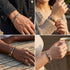 Zeitloses Accessoire für gemeinsame Looks bei Frau und Mann in natürlicher Alltagsszene