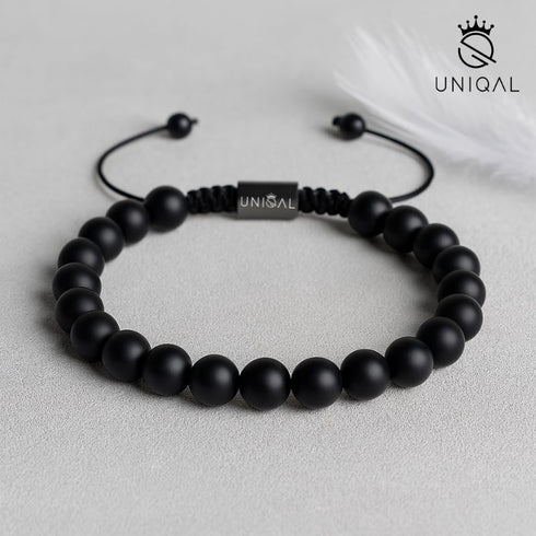 Nahaufnahme eines Armbands aus mattem schwarzen Onyx – feine Steinstruktur und handgeknüpfte Makramee-Verbindung in hoher Qualität uniqal