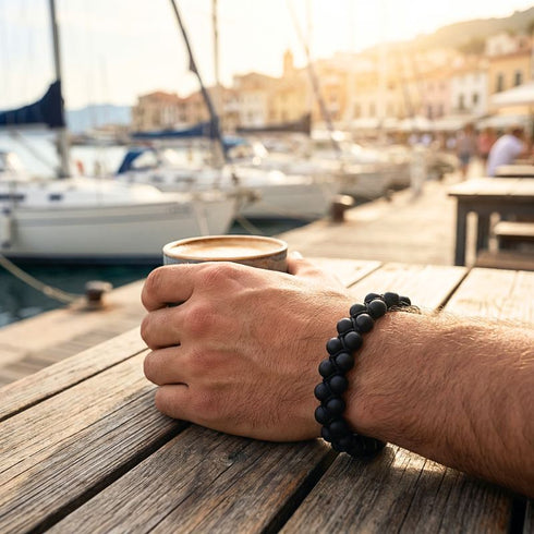 Uniqal Onyx Perlenarmband im maritimen Umfeld – doppelte Steinreihen, reduzierte Ausstrahlung, dezente Gravuroption