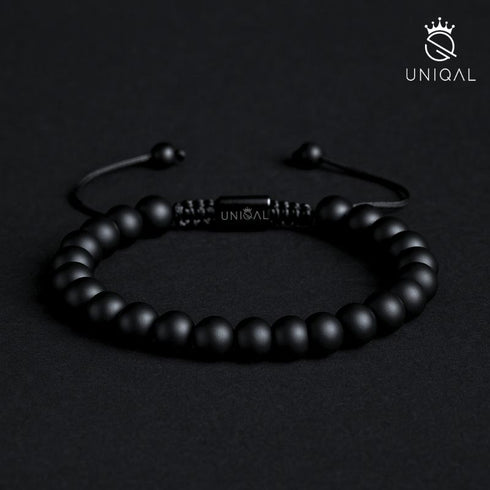 Elegantes Onyx Armband mit matten Perlen auf dunklem Hintergrund – luxuriöses Schmuckstück mit zeitlosem Charakter uniqal