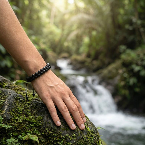 Uniqal Onyx Natursteinarmband in Umgebung mit Kontrast – zweireihige Struktur, matte Perlen, Ausdruck von Kontrolle und Ruhepol