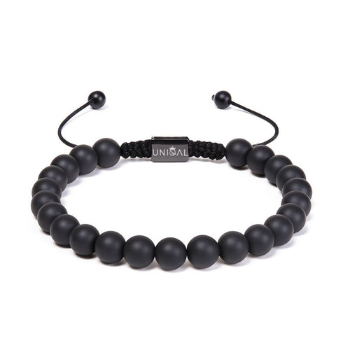 uniqal Schwarzes Onyx Armband mit matten Natursteinen auf weißem Hintergrund – minimalistisches Design und verstellbarer Verschluss für Damen und Herren