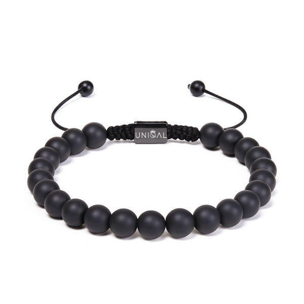 uniqal Schwarzes Onyx Armband mit matten Natursteinen auf weißem Hintergrund – minimalistisches Design und verstellbarer Verschluss für Damen und Herren