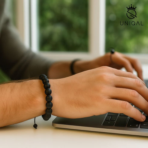 Mattschwarzes Onyx Armband am Handgelenk getragen – stilvolles Accessoire für Büro, Alltag und Freizeit uniqal