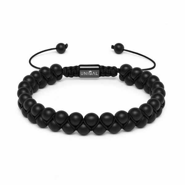 Uniqal zweireihiges Onyx Perlenarmband 6 mm – Unisex Natursteinschmuck mit gravierbarem Makrameeverschluss auf weißem Hintergrund