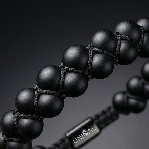 Uniqal zweireihiges Onyx Perlenarmband mit 6 mm Natursteinen – tiefschwarze Farbwirkung, gravierbarer Makrameeverschluss, klare Linien