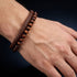 Uniqal PASSION BROWN Lederarmband am Handgelenk – braunes Flechtarmband mit glänzenden Perlen für einen stilvollen und markanten Look