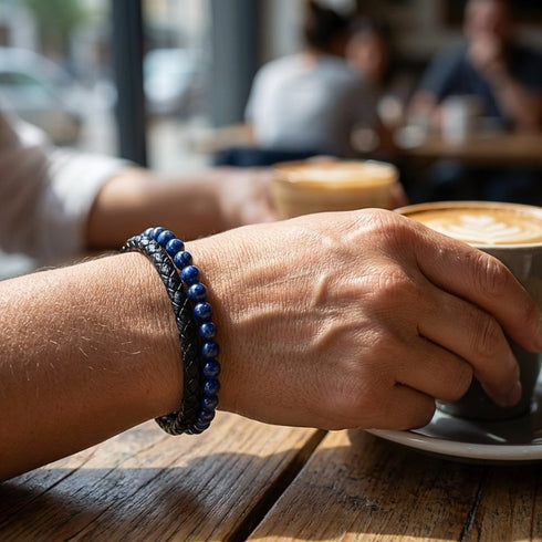 Elegantes PASSION LAPIS Armband von Uniqal getragen im Alltag, hochwertiger Schmuck mit Leder und tiefblauen Natursteinen