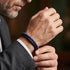 Uniqal PASSION LAPIS Lederarmband am Handgelenk – schwarzes Flechtarmband mit tiefblauen Lapis-Perlen für einen modernen Business-Look