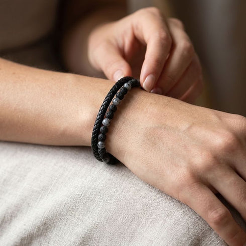 Uniqal PASSION LAVA SPECTROLITE Armband am Handgelenk – schwarze Lavasteine, graue Spectrolite-Perlen und schwarzes Flechtleder für einen modernen Casual-Look