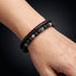 Uniqal PASSION LAVA SPECTROLITE Lederarmband am Handgelenk – schwarzes Flechtleder mit Lavasteinen und grauen Spectrolite-Perlen
