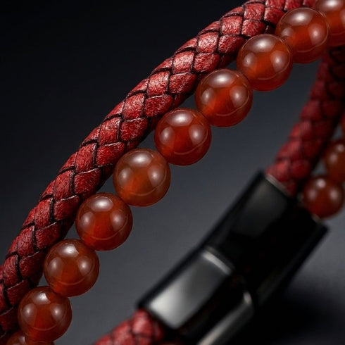 Uniqal PASSION RED AGATE Armband mit Gravur – persönliches Geschenk mit roten Achat-Perlen und stilvollem roten Flechtleder
