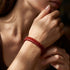 Uniqal PASSION RED AGATE Armband für Herren – elegantes rotes Männerarmband mit Achat-Perlen und Flechtleder für Freizeit, Smart Casual und moderne Outfits