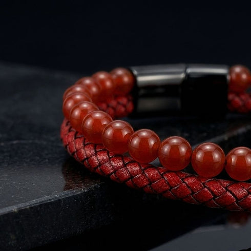 Uniqal PASSION RED AGATE Armband mit personalisierter Gravur – individuelles rotes Schmuckstück mit Achat-Perlen und modernem Lederdesign
